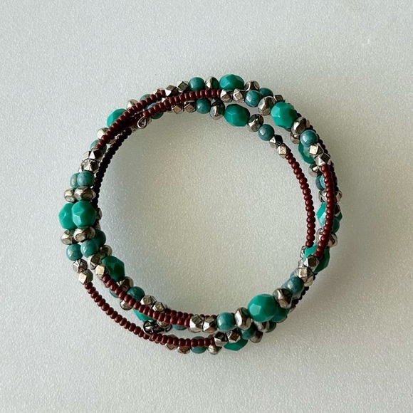 Vintage Green Glass Beads with Silver Beads on Memory Wire Seed Beads 8” - Picture 2 of 5